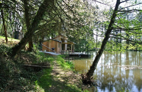 Saint-Priest-les-Fougeres Cabina | GoGreen Cabin en el corazón de la Francia rural en un lago privado