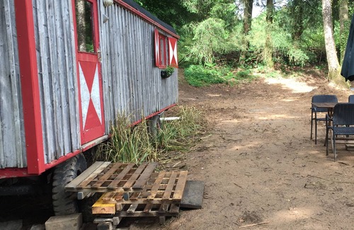 Saint-Priest-les-Fougeres Casa | GoGreen Roulotte: una cabaña pastoril única en un lago privado en la Francia rural