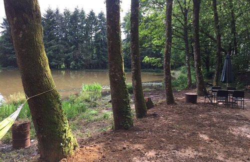 Saint-Priest-les-Fougeres Casa | GoGreen Roulotte: una cabaña pastoril única en un lago privado en la Francia rural