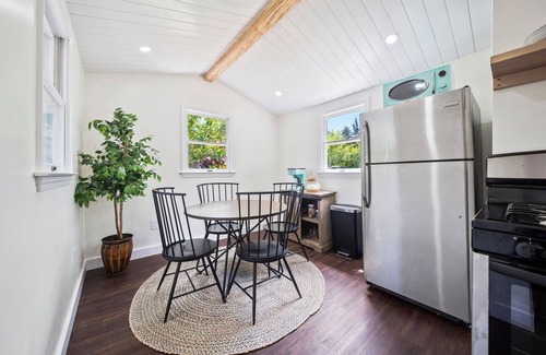 East Sandwich Casa | Gold Anchor Cottage - private hot tub getaway!