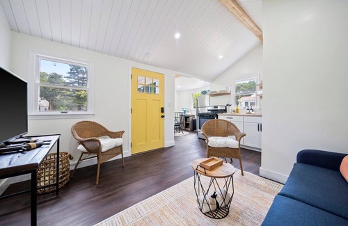 East Sandwich Casa | Gold Anchor Cottage - private hot tub getaway!