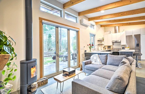 Gold Bar Cabaña | Gold Bar Cabin on Skykomish River: Heated Swim Spa
