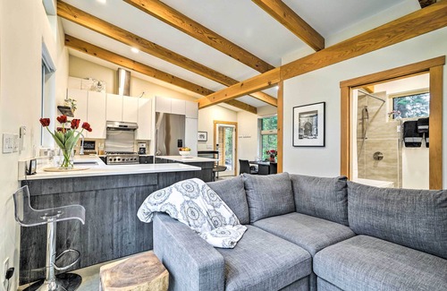 Gold Bar Cabaña | Gold Bar Cabin on Skykomish River: Heated Swim Spa