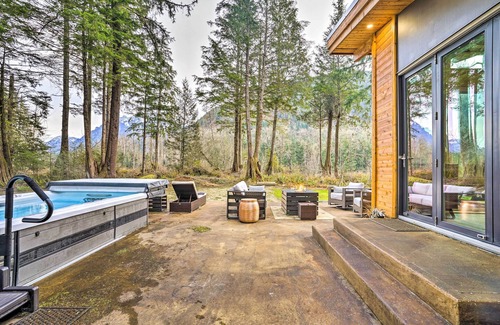 Gold Bar Cabaña | Gold Bar Cabin on Skykomish River: Heated Swim Spa