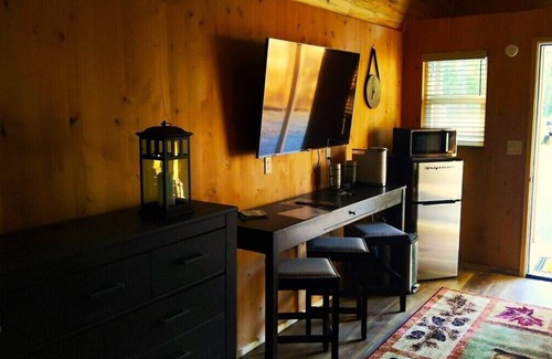 Cave Junction Cabina | Gold Creek Cabin 3 - Restrooms and Showers are only a short walk away.