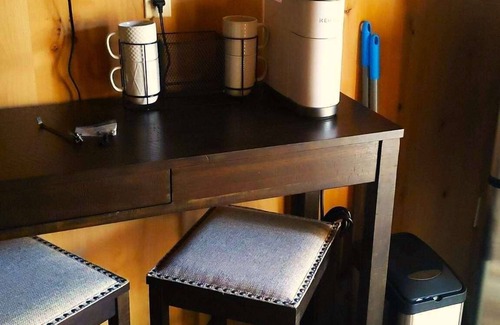 Cave Junction Cabina | Gold Creek Cabin 3 - Restrooms and Showers are only a short walk away.