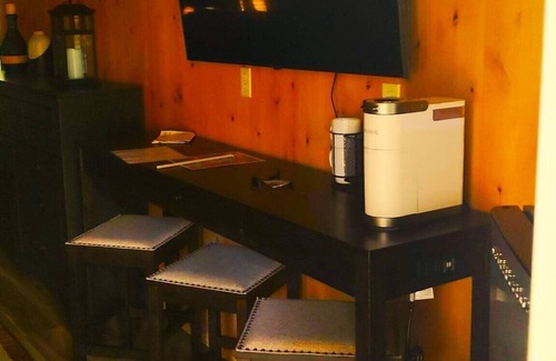 Cave Junction Cabina | Gold Creek Cabin 3 - Restrooms and Showers are only a short walk away.