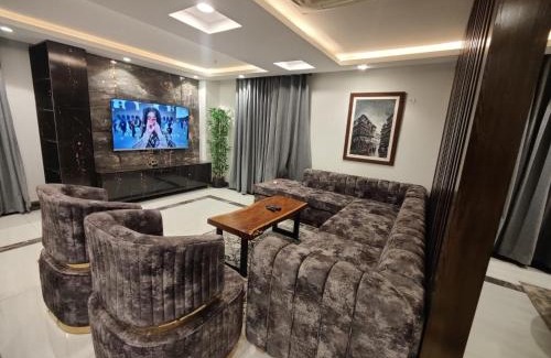 Lahore Hotel | Gold Crest Mall & Residency Premium Apartments With Al-Fatah Store & Shopping Mall