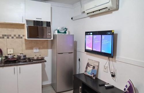 Greater Johannesburg Metropolitan Area Apartamento | Gold Crown One Bedroom Self-Catering Apartment With Balcony, NetFlix & YouTube