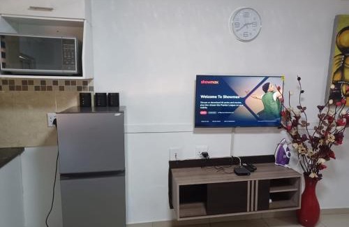 Greater Johannesburg Metropolitan Area Apartamento | Gold Crown One Bedroom Self-Catering Apartment With Balcony, NetFlix & YouTube