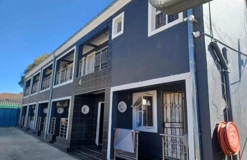 Greater Johannesburg Metropolitan Area Apartamento | Gold Crown One Bedroom Self-Catering Apartment With Balcony, NetFlix & YouTube