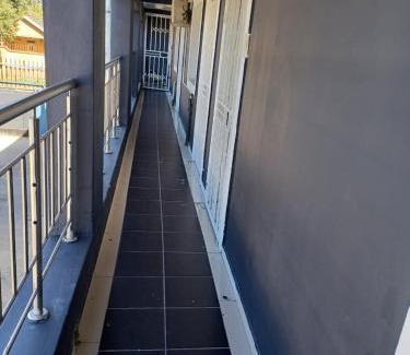 Greater Johannesburg Metropolitan Area Apartamento | Gold Crown One Bedroom Self-Catering Apartment With Balcony, NetFlix & YouTube