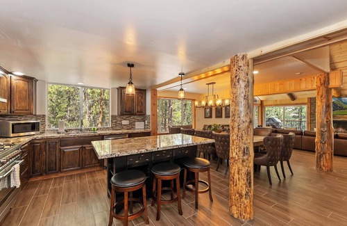 Eagle Mountain Estates Cabina | Gold Rush Lodge: Exceptional Location in Big Bear's Eagle Mountain Estates! Luxury 5 En Suite Bedrooms! EV Charger! Pet Friendly!