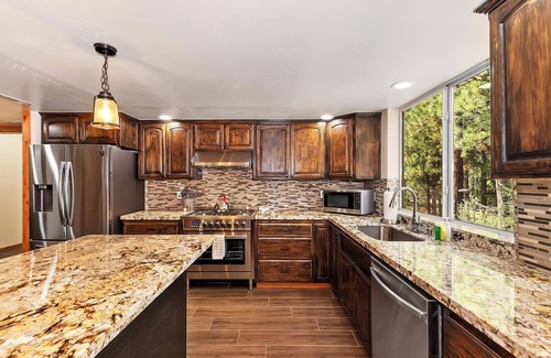 Eagle Mountain Estates Cabina | Gold Rush Lodge: Exceptional Location in Big Bear's Eagle Mountain Estates! Luxury 5 En Suite Bedrooms! EV Charger! Pet Friendly!