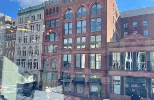 West Main Historic District Apartamento | Gold Suite by Hollyhock- Executive-Level Living