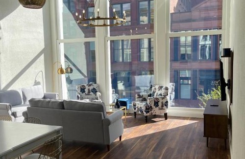 West Main Historic District Apartamento | Gold Suite by Hollyhock- Executive-Level Living
