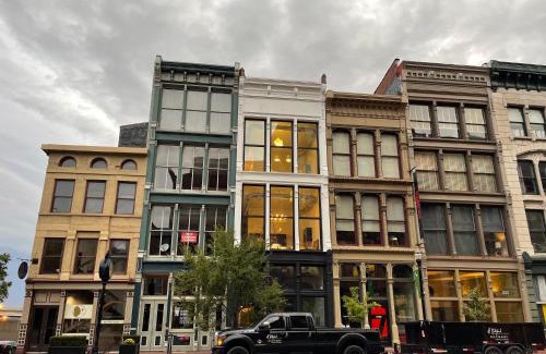 West Main Historic District Apartamento | Gold Suite by Hollyhock- Executive-Level Living