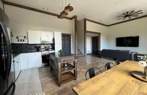 Highlands Casa | Golden Acres Barn with Hot Tub+Firepit+Game Loft, & Mountain views, creek access