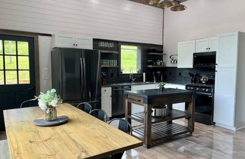 Highlands Casa | Golden Acres Barn with Hot Tub+Firepit+Game Loft, & Mountain views, creek access