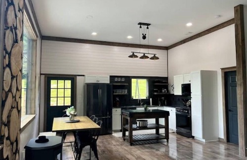 Highlands Casa | Golden Acres Barn with Hot Tub+Firepit+Game Loft, & Mountain views, creek access