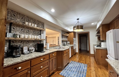Highlands Casa | Golden Acres Ranch Hot Tub,Game Room, Creek & Mtn View. 8m from DT Highlands
