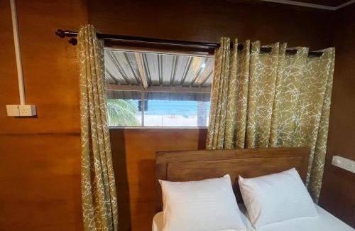 Uppuveli Hotel | Golden Beach Hotel & Restaurant
