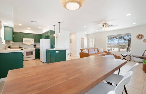 Joshua Tree Casa | 🌵Golden Desert Ranch - Hot Tub, Fire Pit and BBQ!🌵
