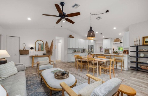 Palm Beach Country Estates Casa | Golden Fall Stay Views, Vibes & Pickleball