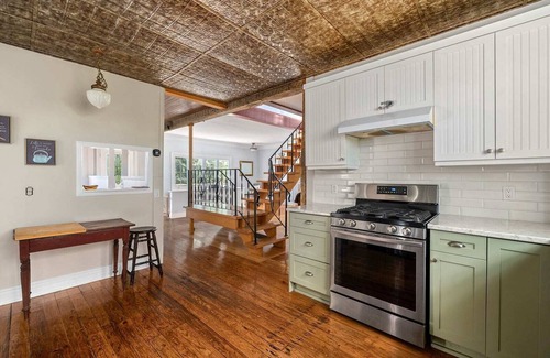 Wellington Otro | Golden Field Farmhouse @stayinpec