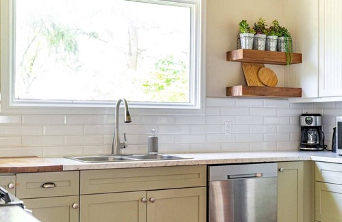 Wellington Otro | Golden Field Farmhouse @stayinpec