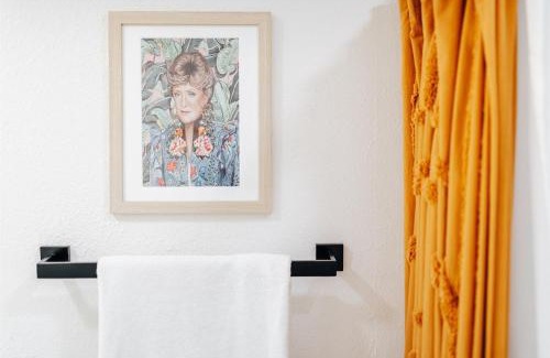 Holly Casa | Golden Girls Home at Dtwn, Fenced Yard, Sleep 9