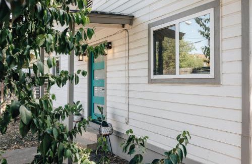 Holly Casa | Golden Girls Home at Dtwn, Fenced Yard, Sleep 9