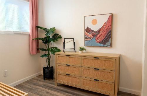 Holly Casa | Golden Girls Home at Dtwn, Fenced Yard, Sleep 9