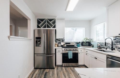 Holly Casa | Golden Girls Home at Dtwn, Fenced Yard, Sleep 9