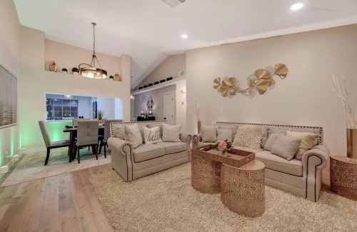 North Las Vegas Casa | Golden Glow Retreat