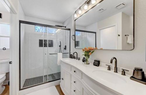 North Las Vegas Casa | Golden Glow Retreat