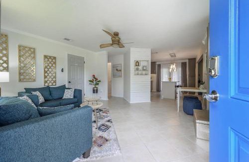 Old Seminole Heights Casa | Golden Greek and Dexters Cottage Near downtown