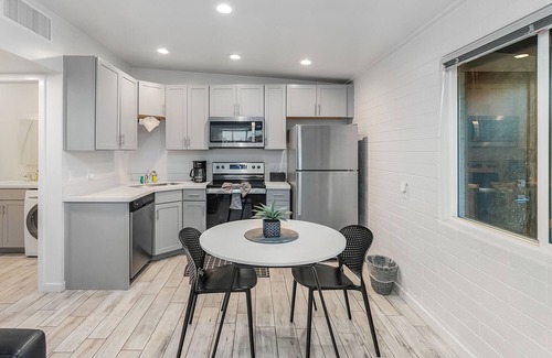 Alegre Community Apartamento | Golden Hour at the Cul-de-sac Apartment