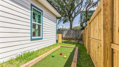 Vilano Beach Casa | Golden Hour Beach Retreat Hot Tub 2 Bikes Putting Green Mins to Shore