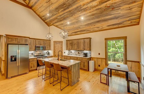 Unaka Cabina | Golden Hour - EV Car Charger | Pet Friendly | Fire pit | Newly Built Modern Mountain Home