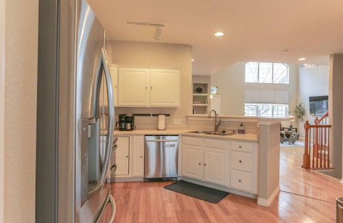 Seven Hills Casa | Golden Hour House - 2 primary bedrooms & garage