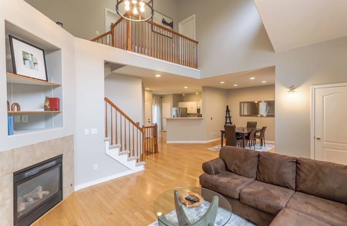 Seven Hills Casa | Golden Hour House - 2 primary bedrooms & garage