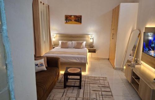 Bamburi Apartamento | Golden hut studio