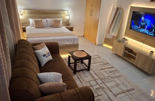 Bamburi Apartamento | Golden hut studio