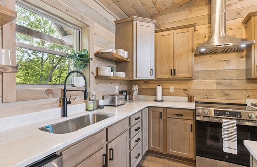 Gatlinburg - Pigeon Forge Casa | Golden Oaks Cabin 3 Bedroom Home