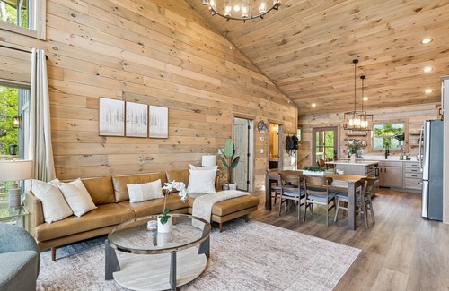 Gatlinburg - Pigeon Forge Casa | Golden Oaks Cabin 3 Bedroom Home