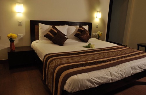 Dwarka Hotel | Golden Palm Suites