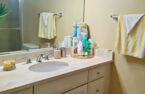 Bodden Town Condominio | Golden Palms Private Queen Suite & P/ Bath w/Pool - Solo Traveller Best
