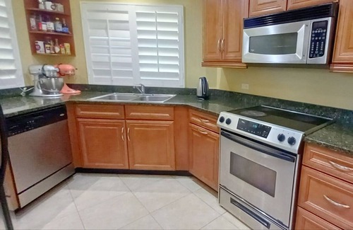 Bodden Town Condominio | Golden Palms Private Queen Suite & P/ Bath w/Pool - Solo Traveller Best
