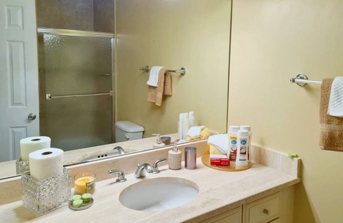 Bodden Town Condominio | Golden Palms Private Queen Suite & P/ Bath w/Pool - Solo Traveller Best